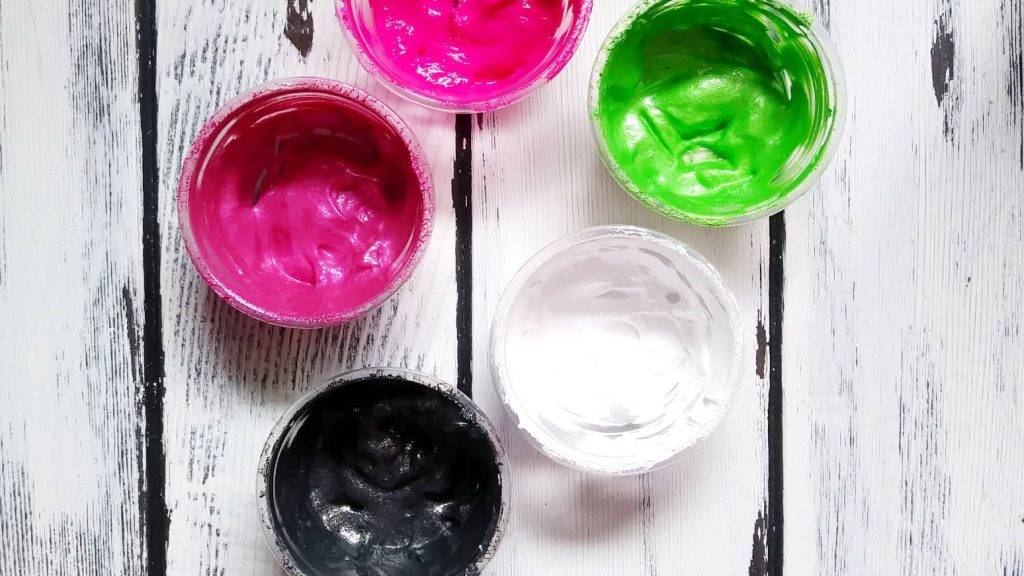 Clear plastic condiment cups filled with micas and colorants mixed with extra heavy gel.